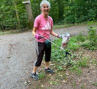 Annedore Zeller-Droste befreit den Wald von Müll.